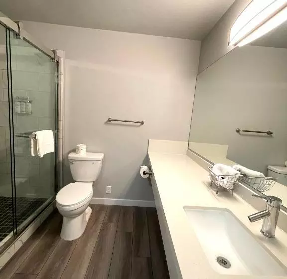 מוטל Tides Inn & Suites