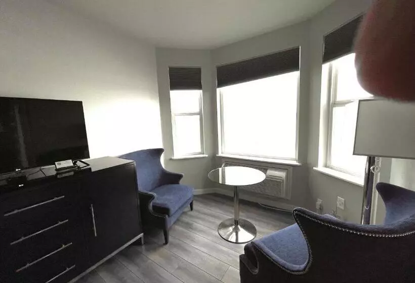 מוטל Tides Inn & Suites