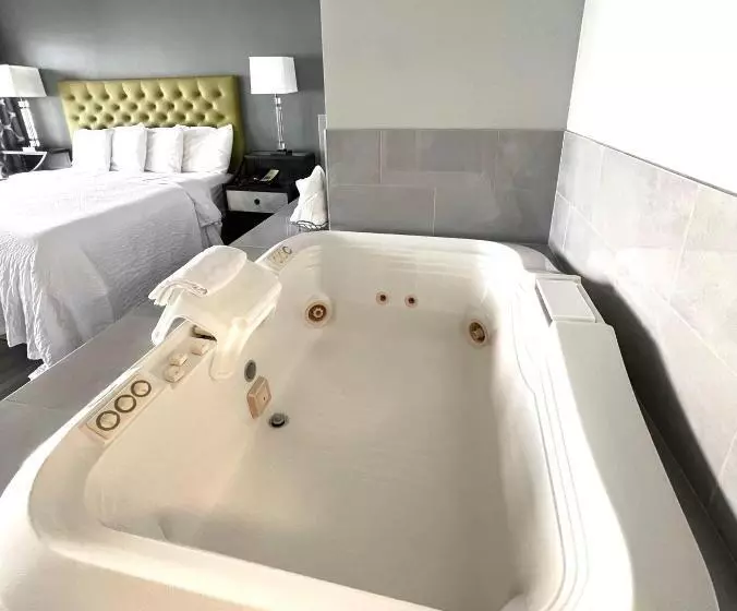 מוטל Tides Inn & Suites