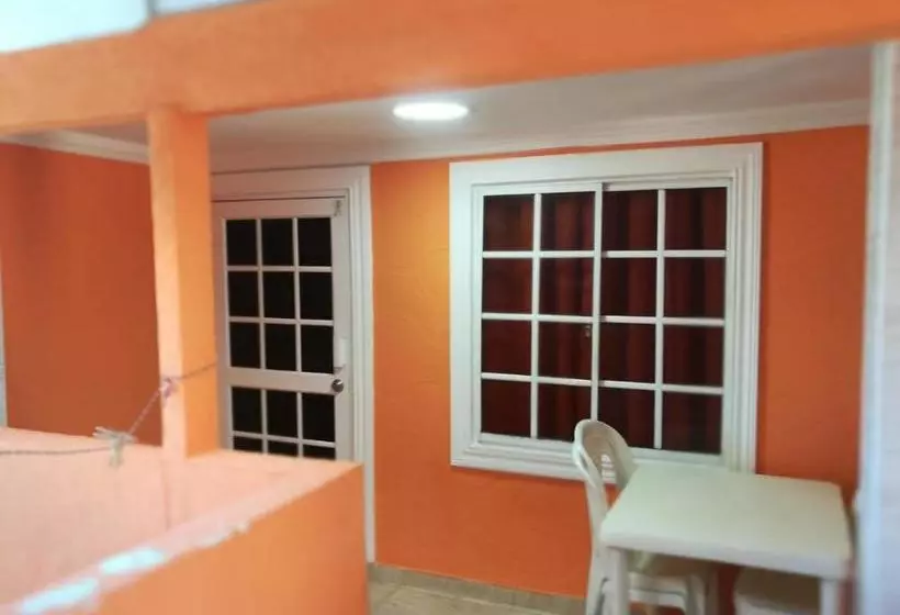 هاستل Posada J&j Forbes  2