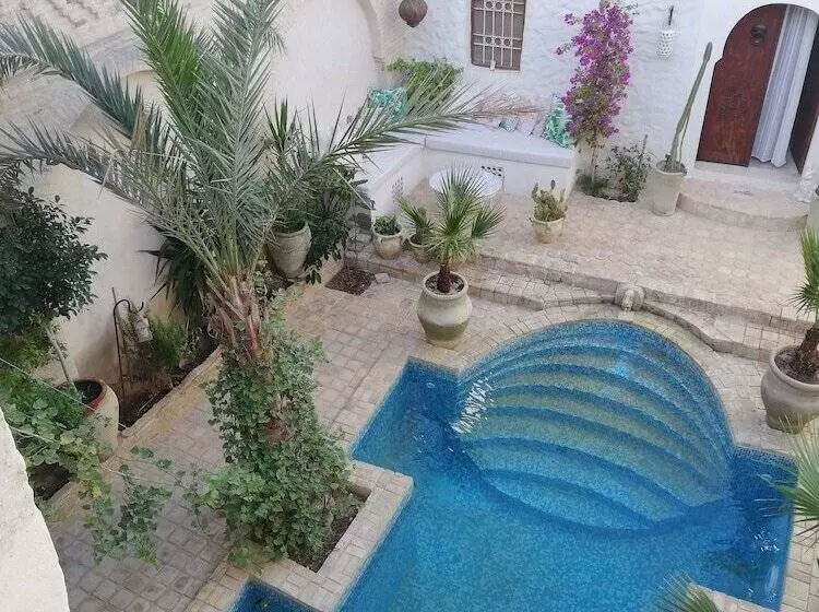 تختخواب و صبحانه Dar El Caid