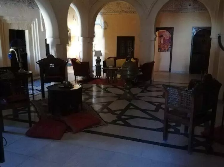 تختخواب و صبحانه Dar El Caid