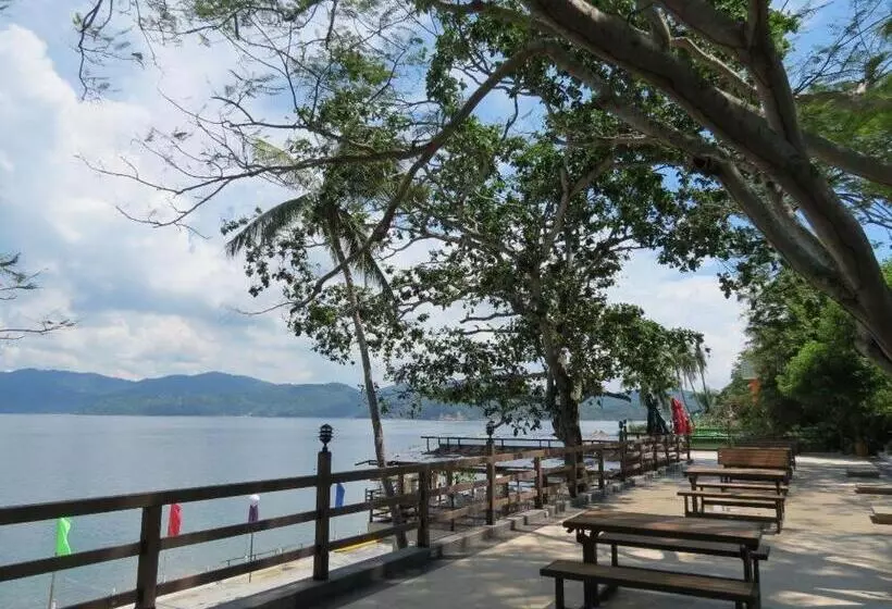 Hotelli Anilao Awari Bay Resort
