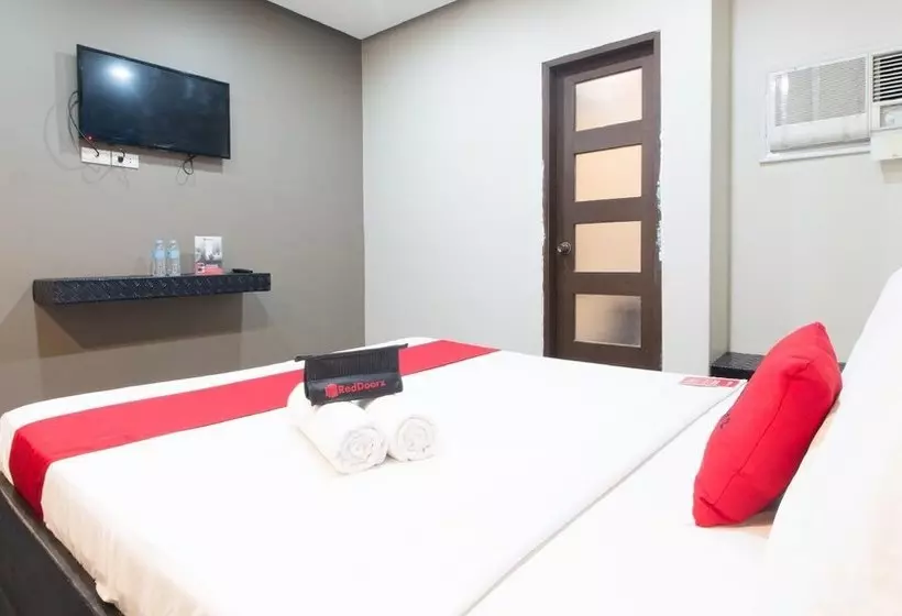 ホテル Reddoorz Plus Near Laoag International Airport