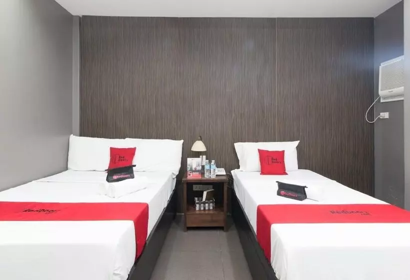 ホテル Reddoorz Plus Near Laoag International Airport