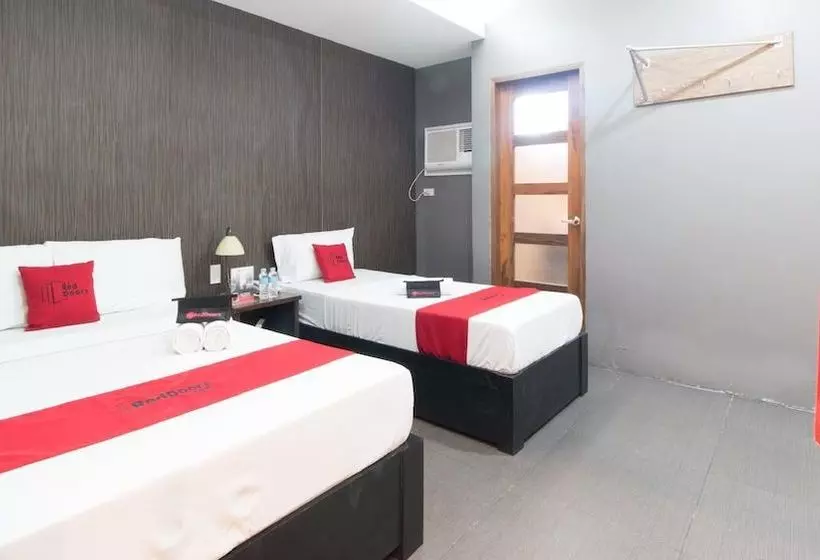 ホテル Reddoorz Plus Near Laoag International Airport