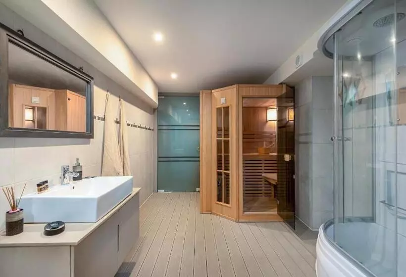 Icarus Apartments