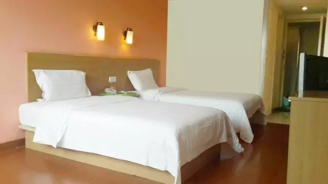 هتل 7days Inn Changshou Road Subway Station