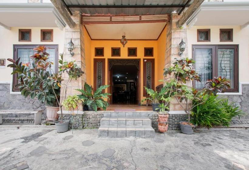 هتل Oyo 3217 The Ts Homestay