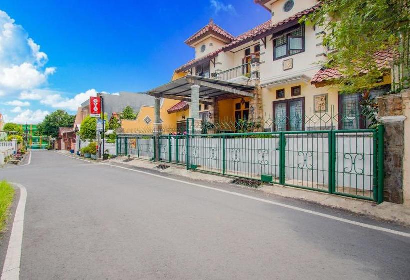 هتل Oyo 3217 The Ts Homestay