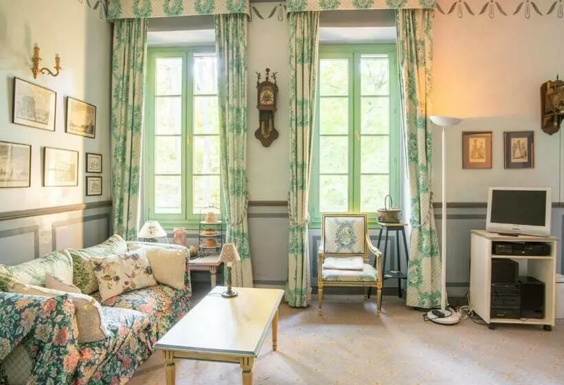 Cozy Apartment With Swimming Pool Terrace Garden Parking