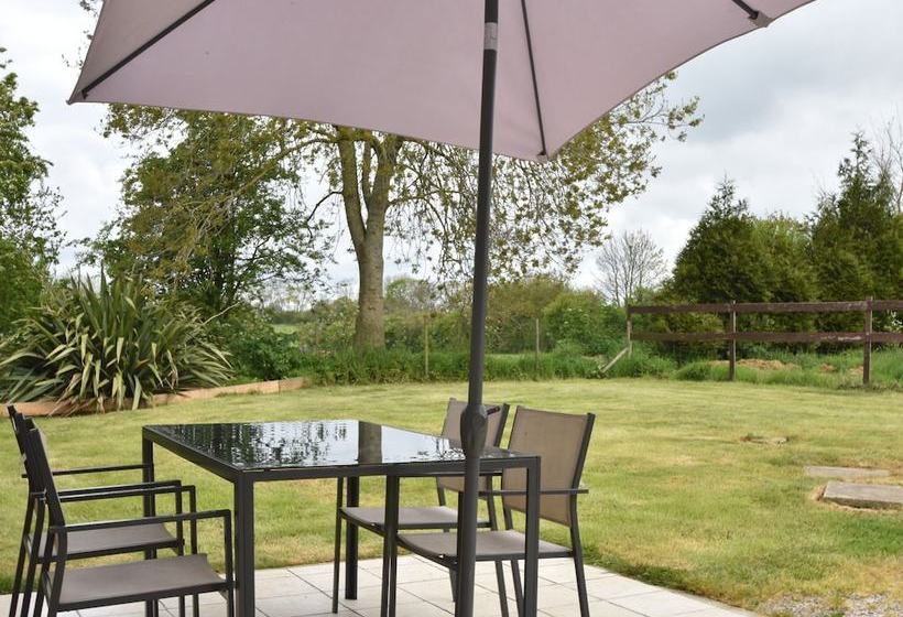 Cozy Cottage In Fresville With Garden