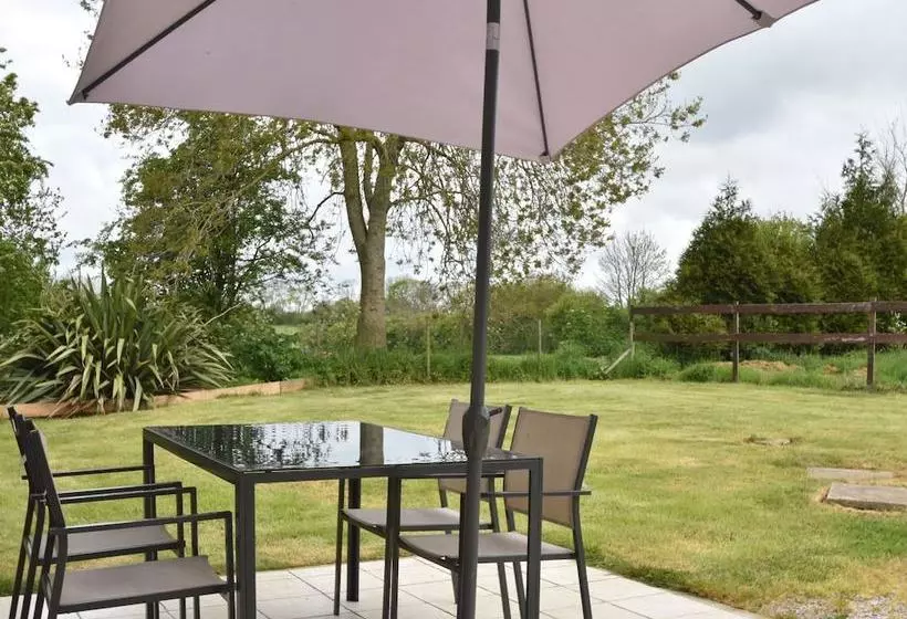 Cozy Cottage In Fresville With Garden
