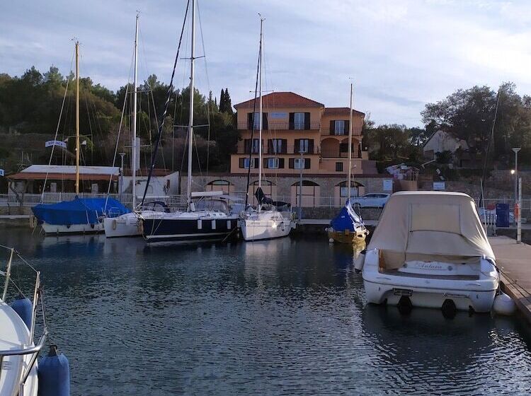 Apartments Dora Vrboska Island Hvar