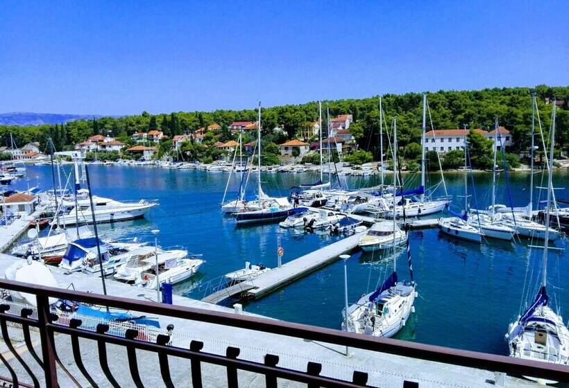 Apartments Dora Vrboska Island Hvar