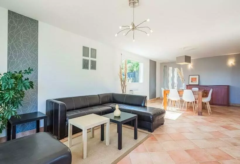 Luxurious Villa With Private Pool In Les Vans