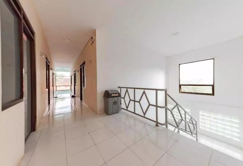 ユースホステル Reddoorz Syariah Near Rs Hermina Sukabumi