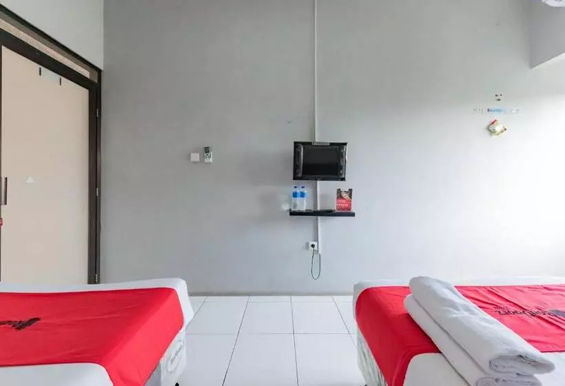 ユースホステル Reddoorz Syariah Near Rs Hermina Sukabumi