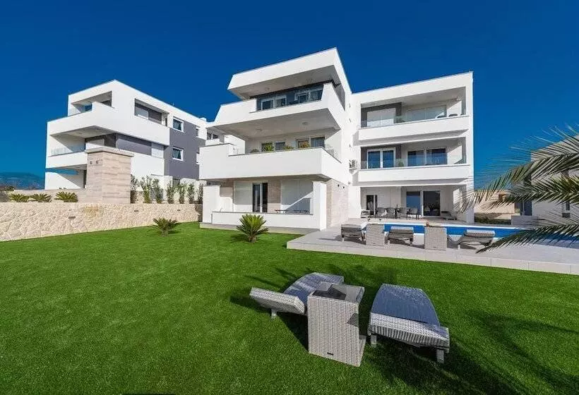 Majatalo Apartments & Rooms Pool Villas Maris