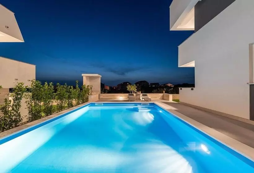 Majatalo Apartments & Rooms Pool Villas Maris