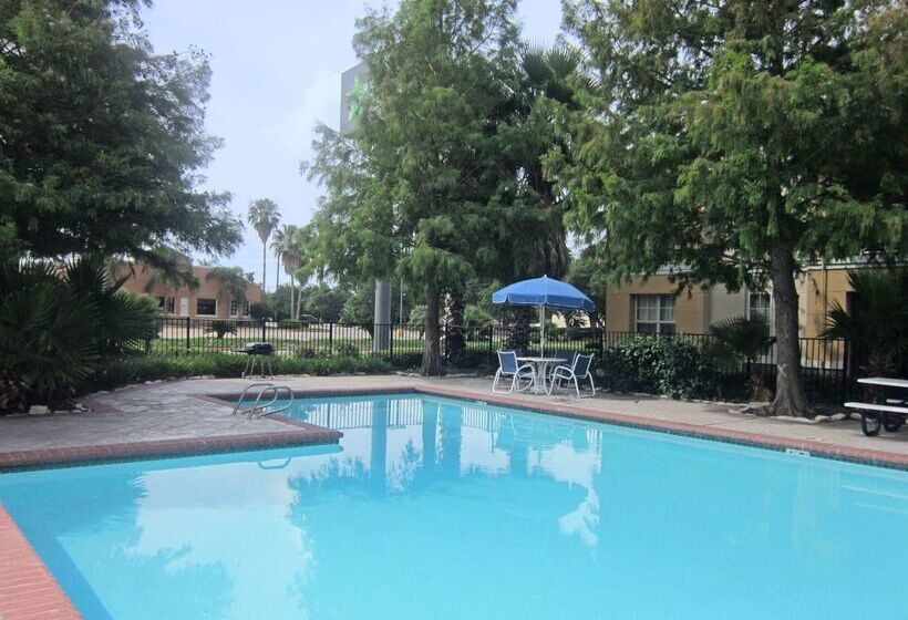 Отель Sonesta Simply Suites Stafford