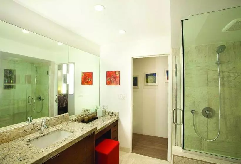 هتل Waikiki Shore By Outrigger