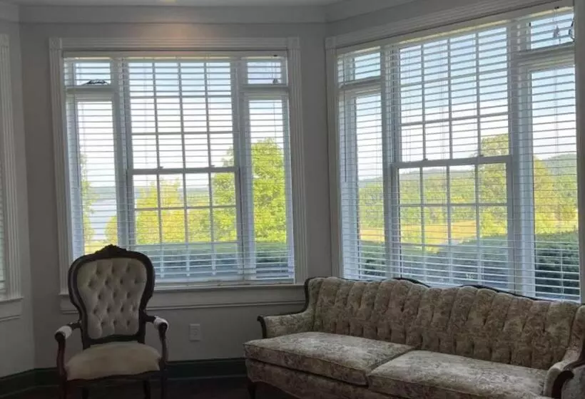 Отель Whitestone Inn