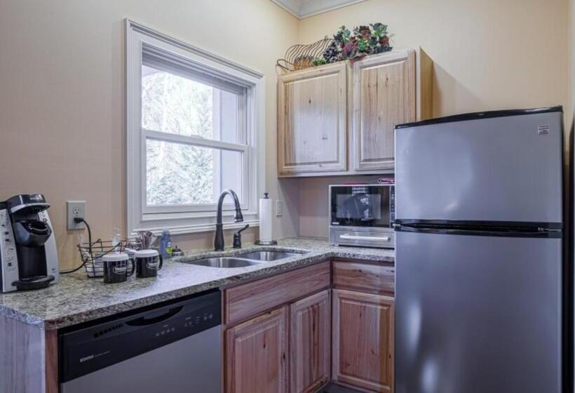 فندق Whitestone Inn