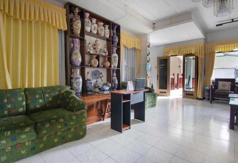 Hotell Oyo 3067 Flamboyan Residence Syariah