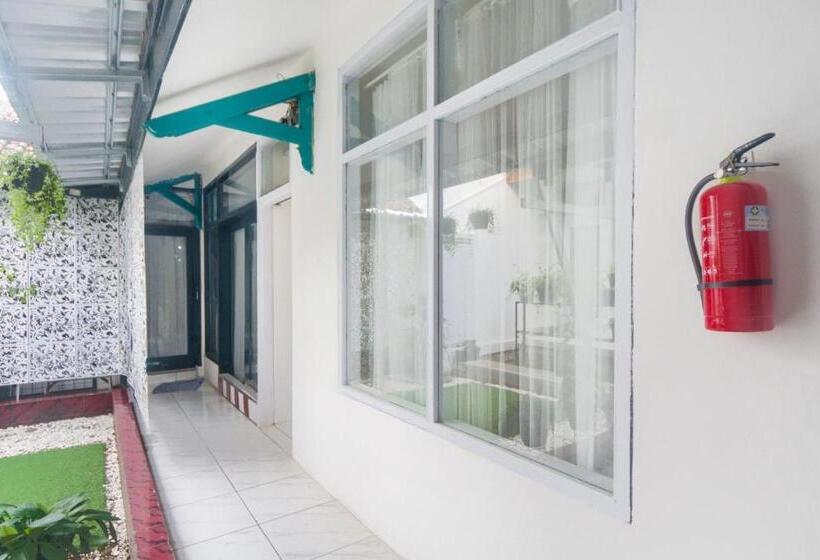 Отель Oyo 3055 Rumah Enin