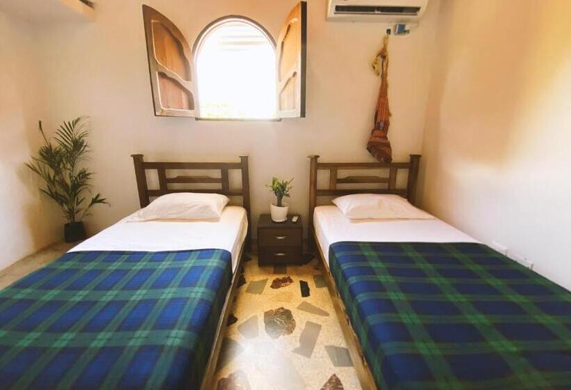 پانسیون Tia Chela Hostel