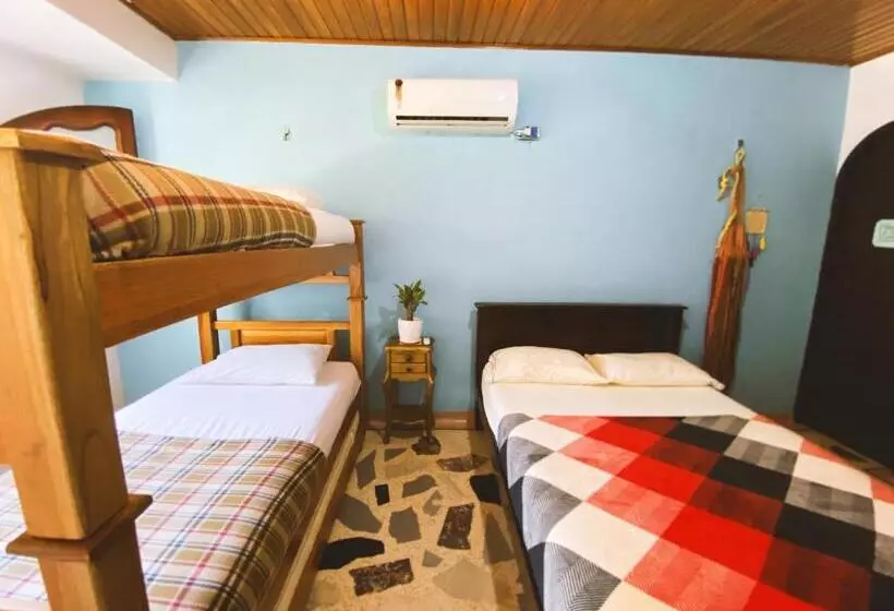 ペンション Tia Chela Hostel