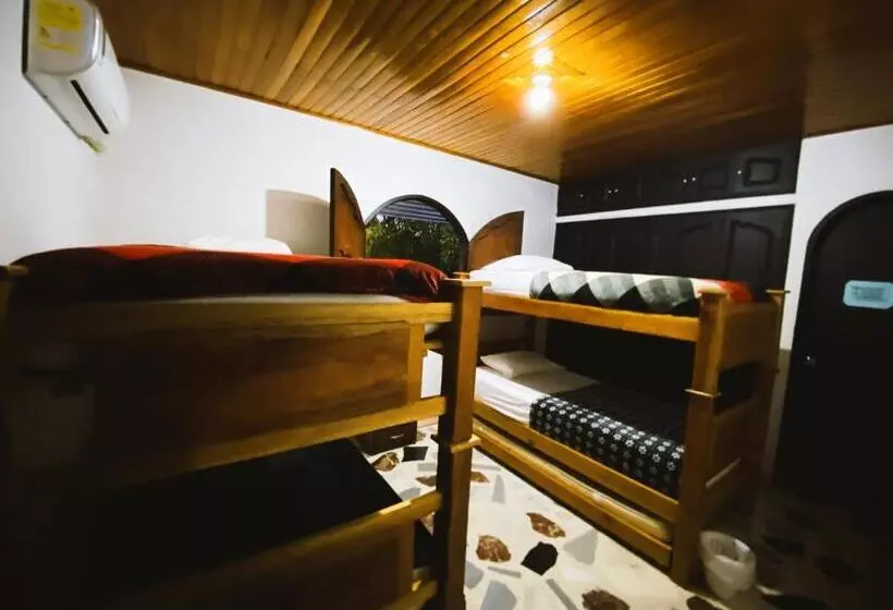 ペンション Tia Chela Hostel