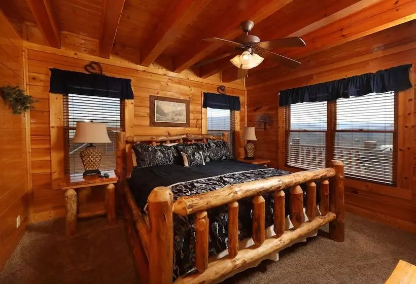 Ridgetop Theatre Lodge   Six Bedroom Cabin