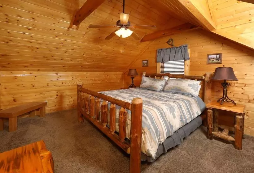 Ridgetop Theatre Lodge   Six Bedroom Cabin