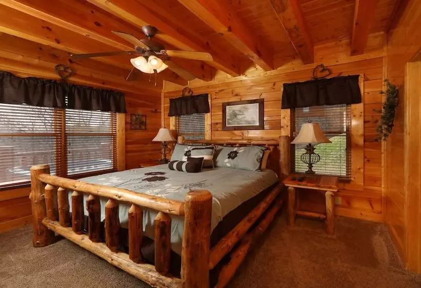 Ridgetop Theatre Lodge   Six Bedroom Cabin
