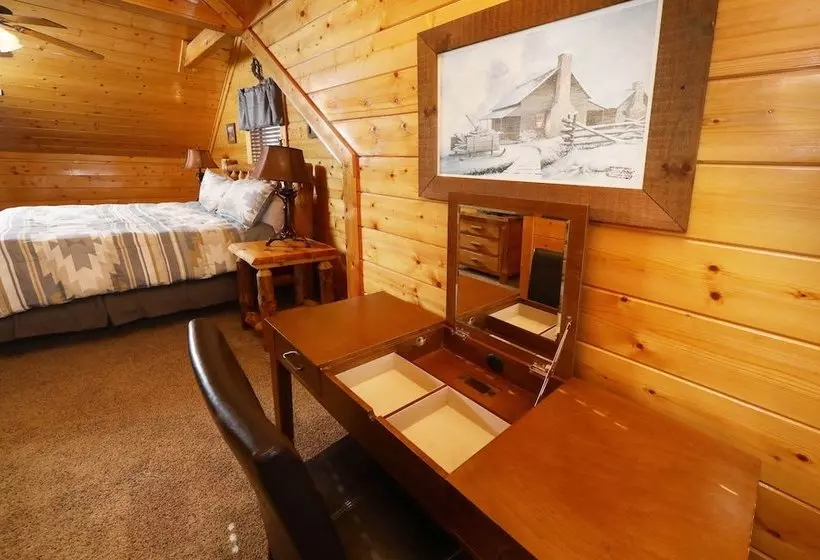Ridgetop Theatre Lodge   Six Bedroom Cabin