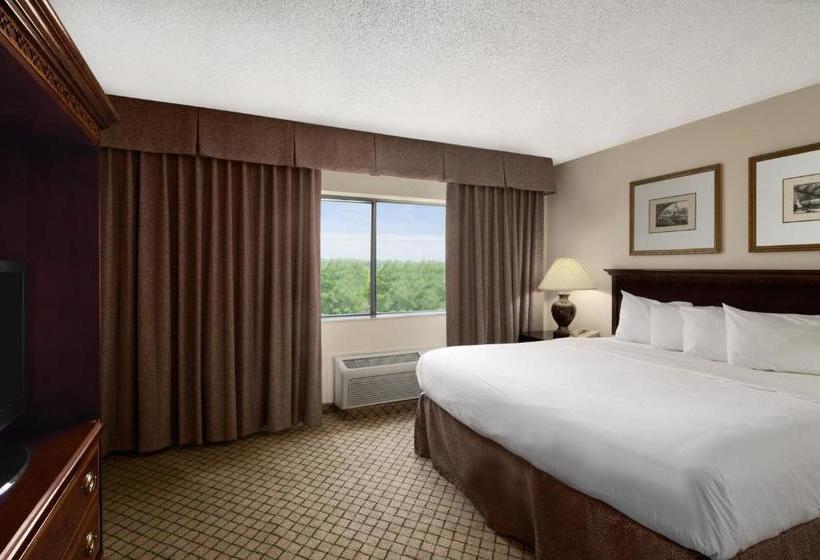 هتل Days Inn & Suites By Wyndham Omaha Ne