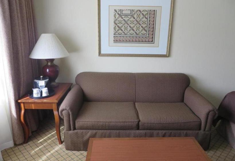 هتل Days Inn & Suites By Wyndham Omaha Ne