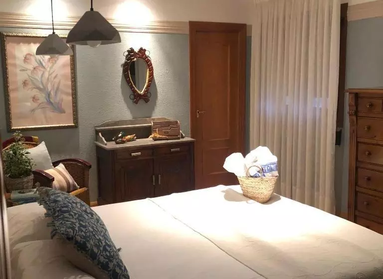 هتل Hostal Arostegui