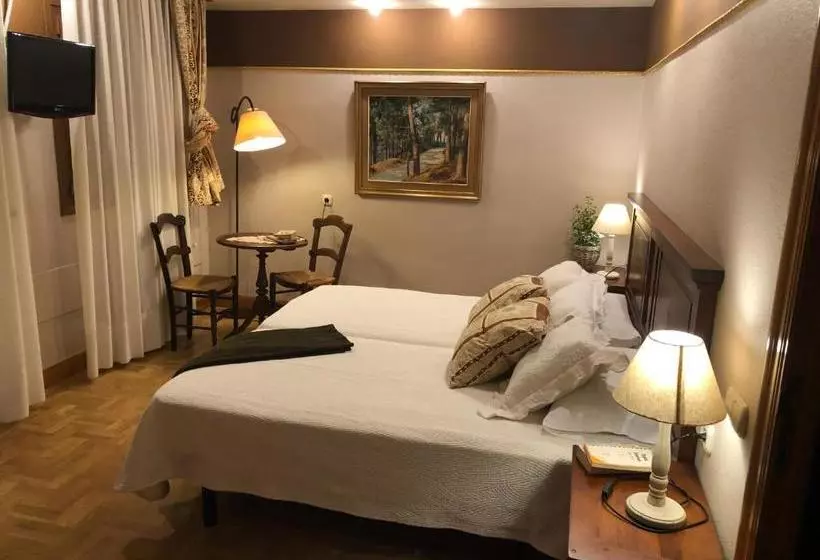 هتل Hostal Arostegui