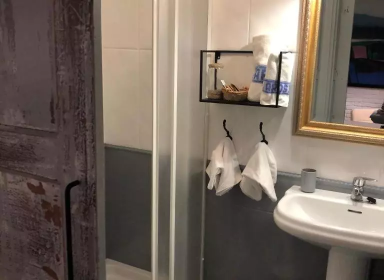 هتل Hostal Arostegui