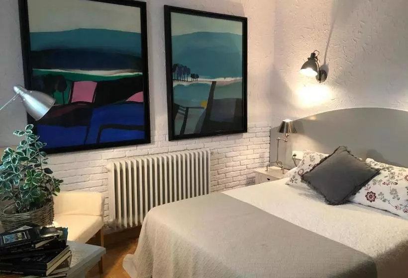 هتل Hostal Arostegui