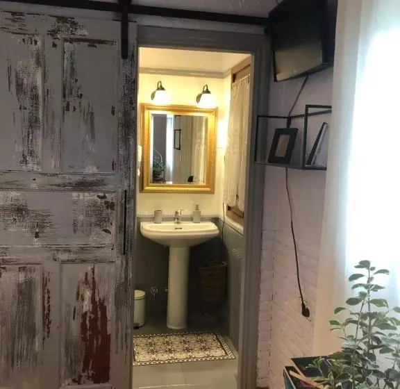 هتل Hostal Arostegui