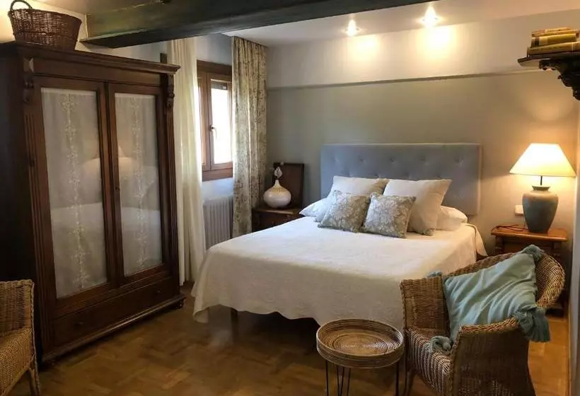 هتل Hostal Arostegui