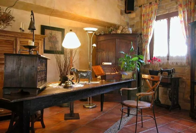 هتل Hostal Arostegui