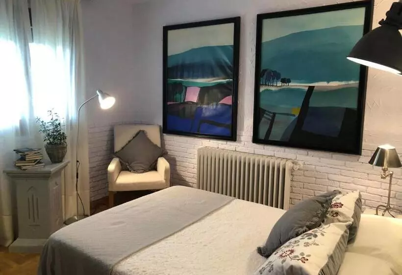 هتل Hostal Arostegui