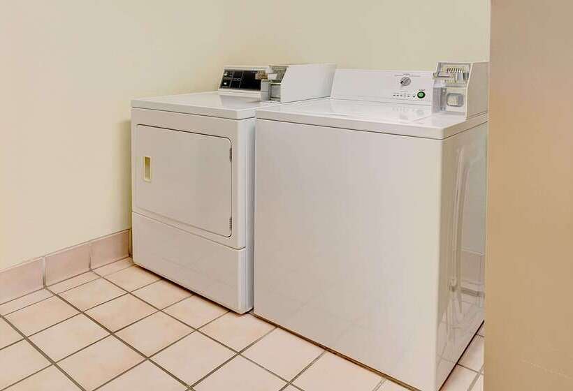 هتل Super 8 By Wyndham Windsor