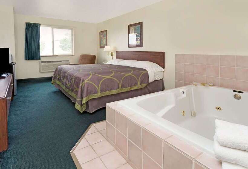 هتل Super 8 By Wyndham Windsor