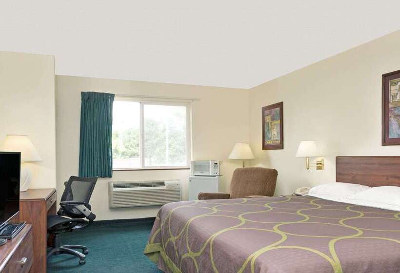 هتل Super 8 By Wyndham Windsor